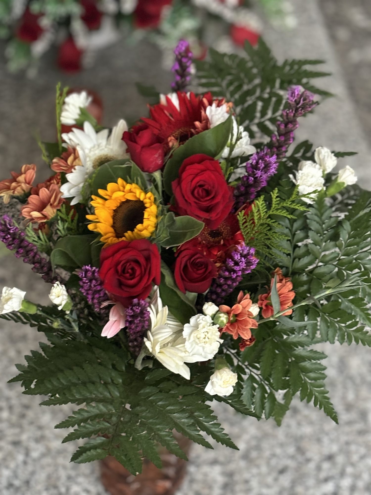 Ramo de rosas rojas, girasol, gerberas blancas y statice malva, hecho en Las Hortensias
